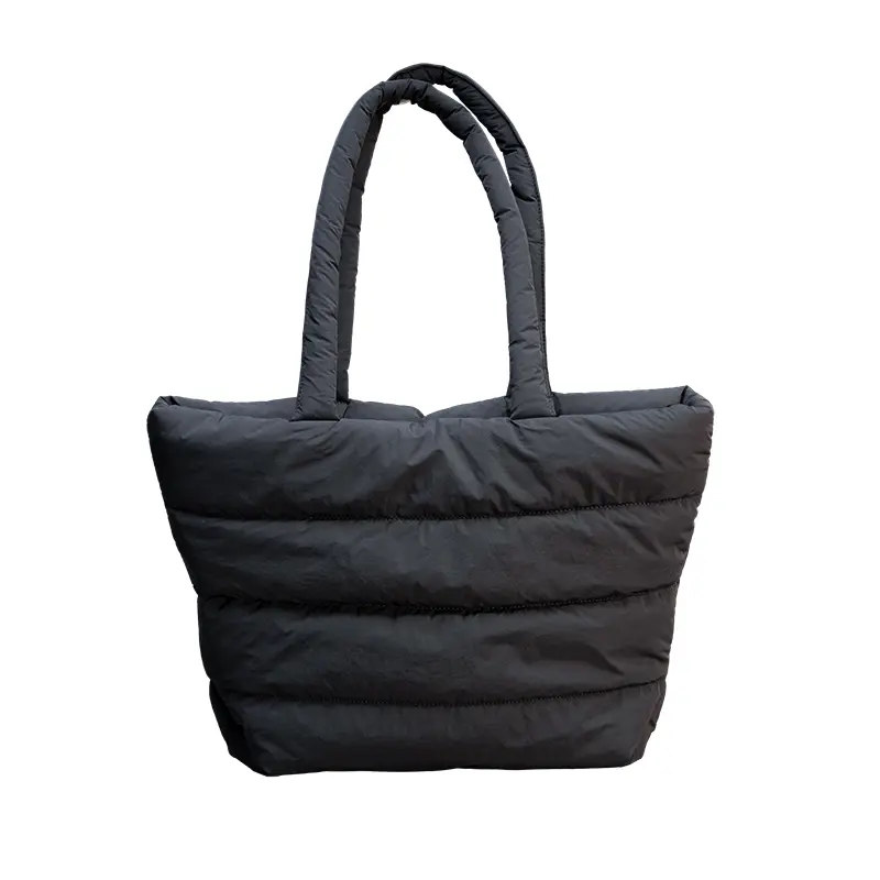 ກະເປົາ Down Tote Bag ແມ່ນຫຍັງ ແລະເປັນຫຍັງມັນຈຶ່ງກາຍເປັນອຸປະກອນເສີມທີ່ຕ້ອງມີ?